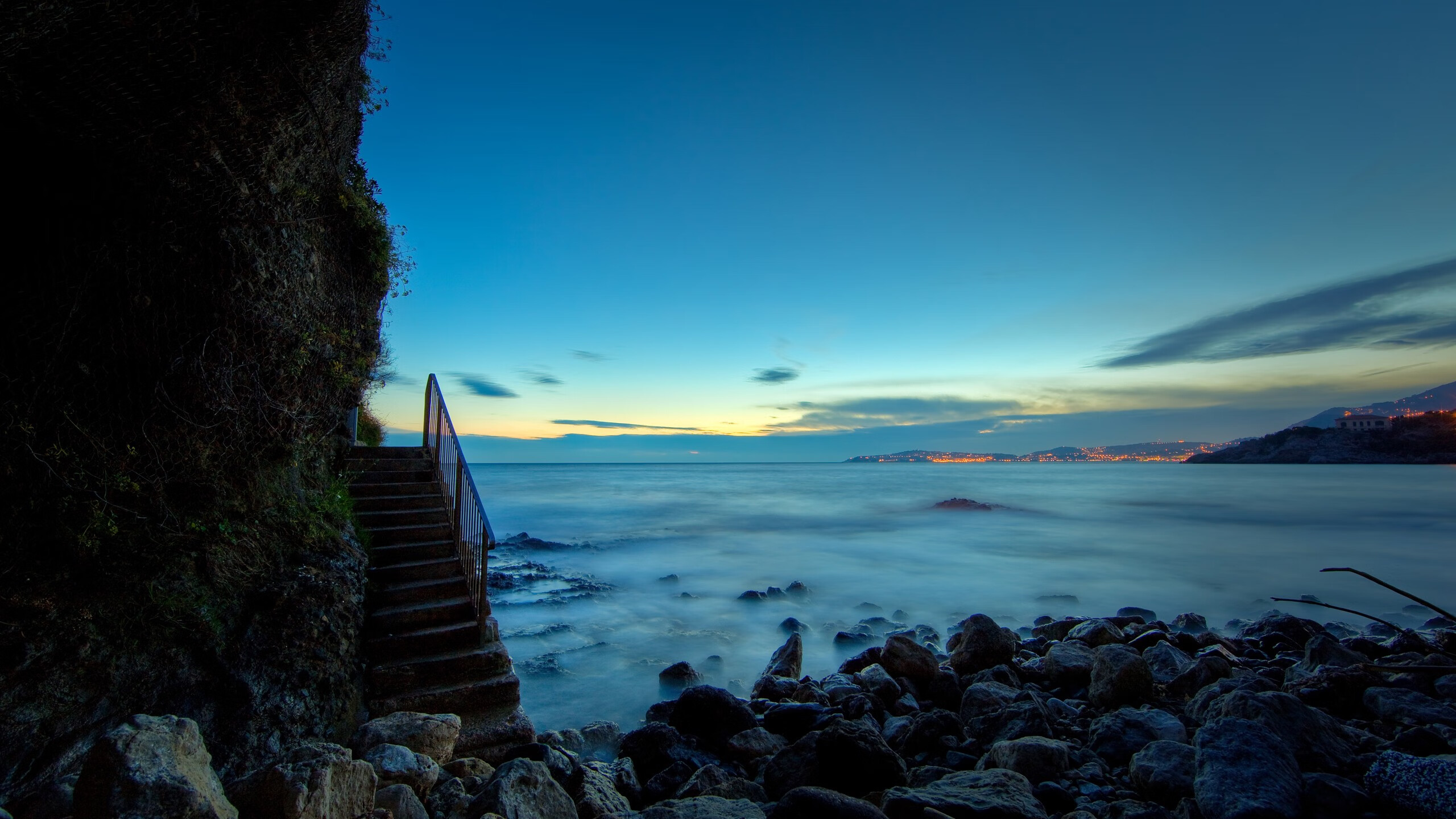 “足球公益跑活动在各大城市同步举行，凝聚人心”，足球公益活动标语