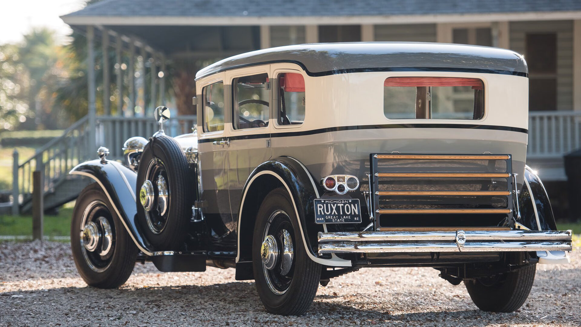 爱游戏娱乐平台-半场比分：54-52，北京队微弱领先，比赛悬念重重！，北京单场比分sp